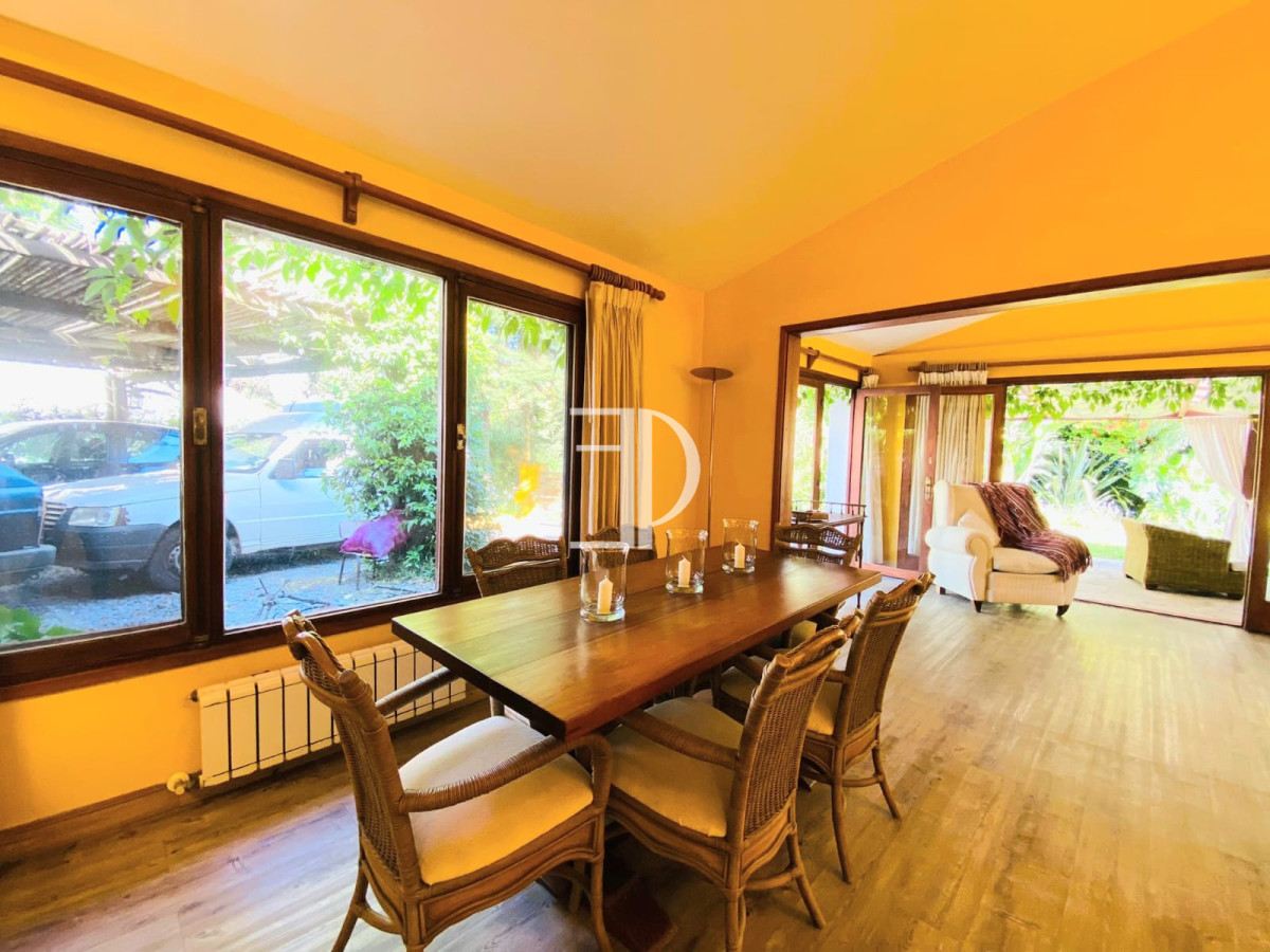 Casa ID.107 - Casa de cuatro dormitorios y piscina en Punta del Este en Venta.