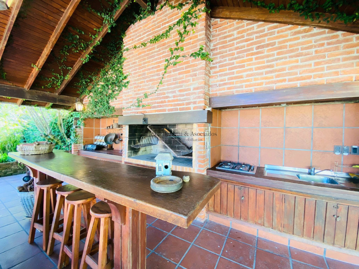 Casa ID.107 - Casa de cuatro dormitorios y piscina en Punta del Este en Venta.