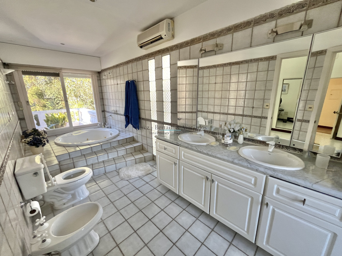 Casa ID.111 - Casa en Venta Cuatro Dormitorios en Cantegril, Punta Del Este 