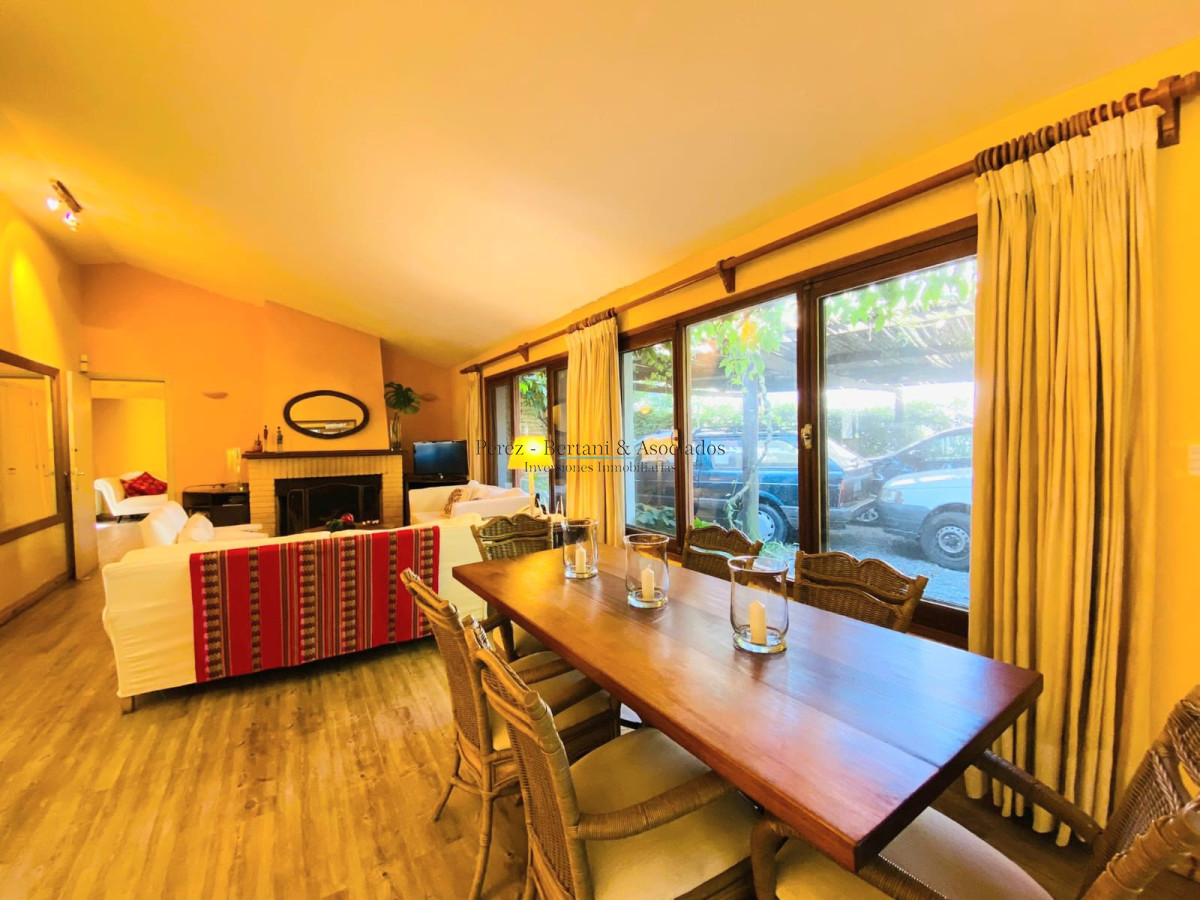 Casa ID.107 - Casa de cuatro dormitorios y piscina en Punta del Este en Venta.