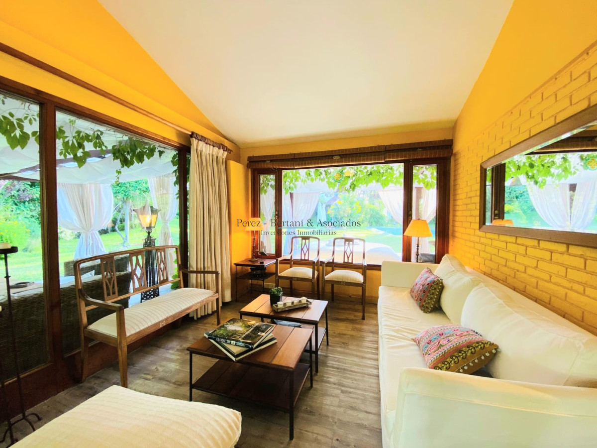 Casa ID.107 - Casa de cuatro dormitorios y piscina en Punta del Este en Venta.