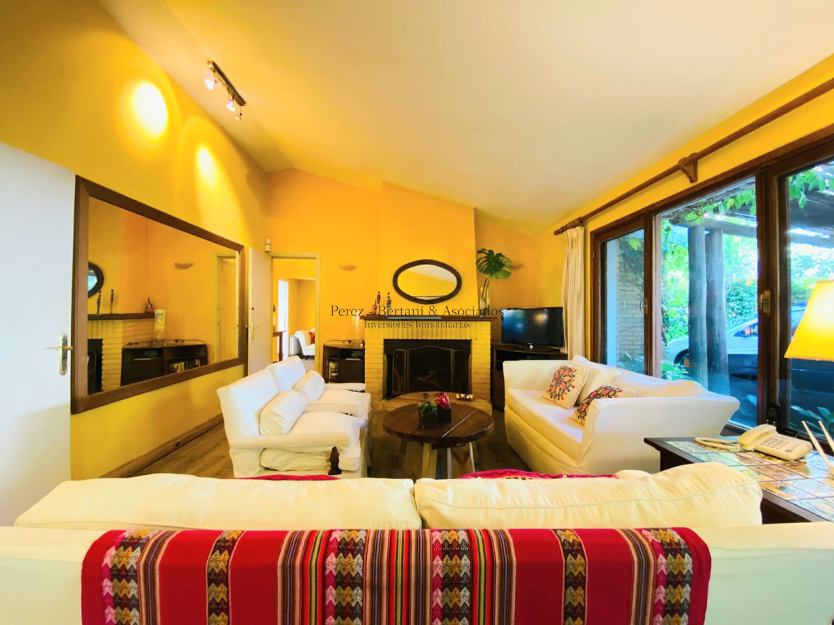Casa ID.107 - Casa de cuatro dormitorios y piscina en Punta del Este en Venta.