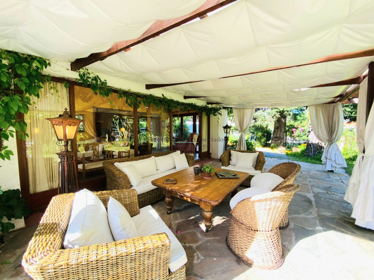 Casa ID.107 - Casa de cuatro dormitorios y piscina en Punta del Este en Venta.