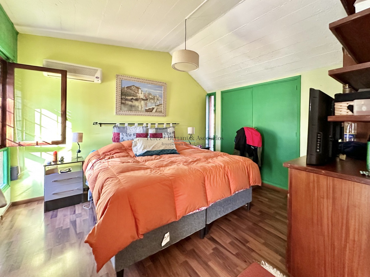 Casa ID.264 - Casa de cuatro dormitorios en venta, Playa Mansa, Punta del Este.