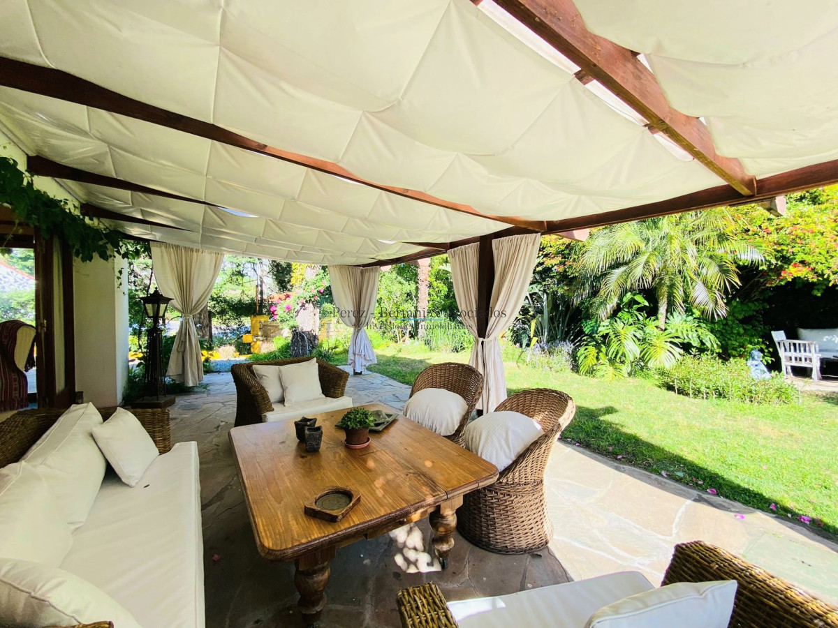 Casa ID.107 - Casa de cuatro dormitorios y piscina en Punta del Este en Venta.