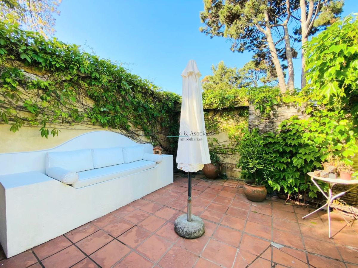 Casa ID.107 - Casa de cuatro dormitorios y piscina en Punta del Este en Venta.