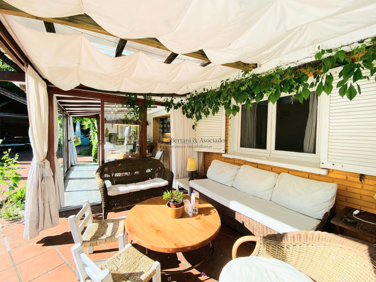 Casa ID.107 - Casa de cuatro dormitorios y piscina en Punta del Este en Venta.