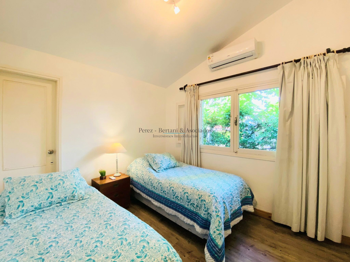 Casa ID.107 - Casa de cuatro dormitorios y piscina en Punta del Este en Venta.