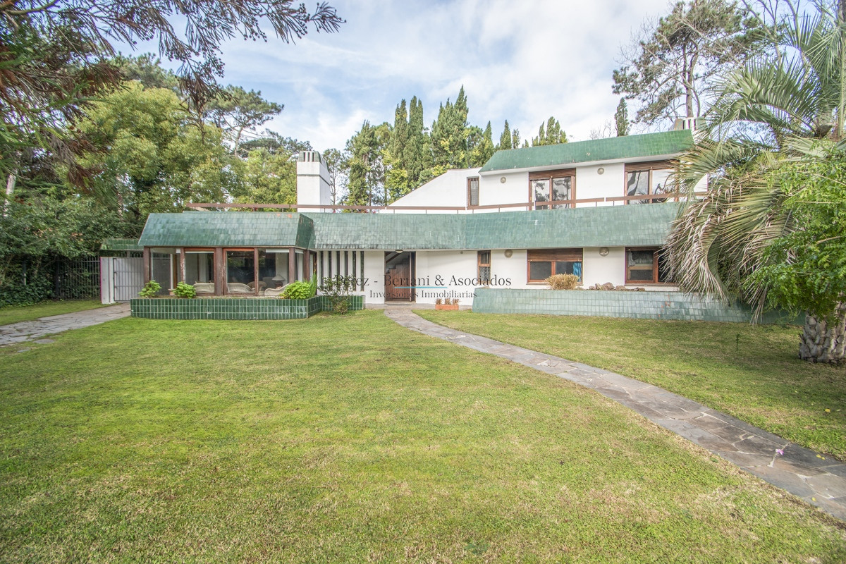 Casa ID.110 - Muy buena propiedad en Venta 5 dorm., 5 baños, Playa Mansa