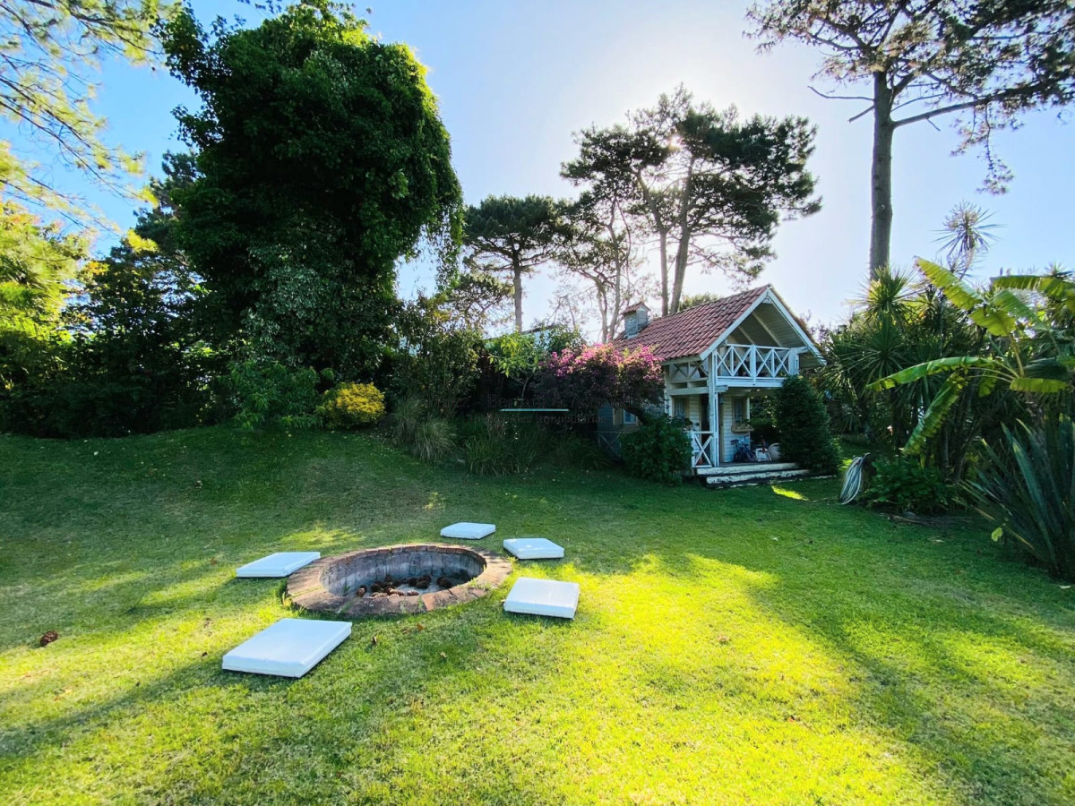 Casa ID.107 - Casa de cuatro dormitorios y piscina en Punta del Este en Venta.