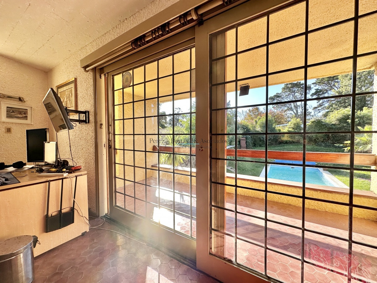 Casa ID.264 - Casa de cuatro dormitorios en venta, Playa Mansa, Punta del Este.