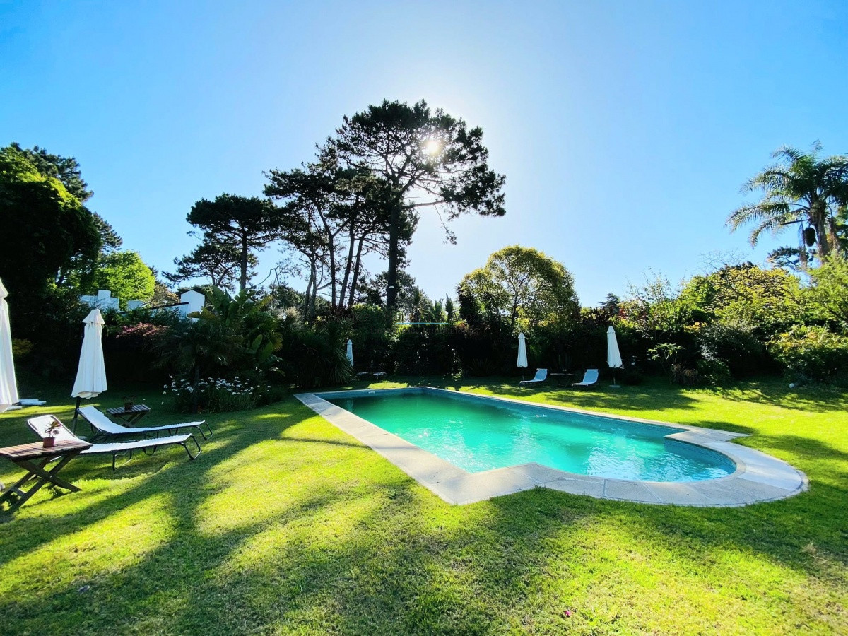 Casa ID.107 - Casa de cuatro dormitorios y piscina en Punta del Este en Venta.