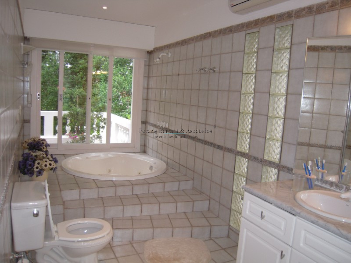 Casa ID.111 - Casa en Venta Cuatro Dormitorios en Cantegril, Punta Del Este 
