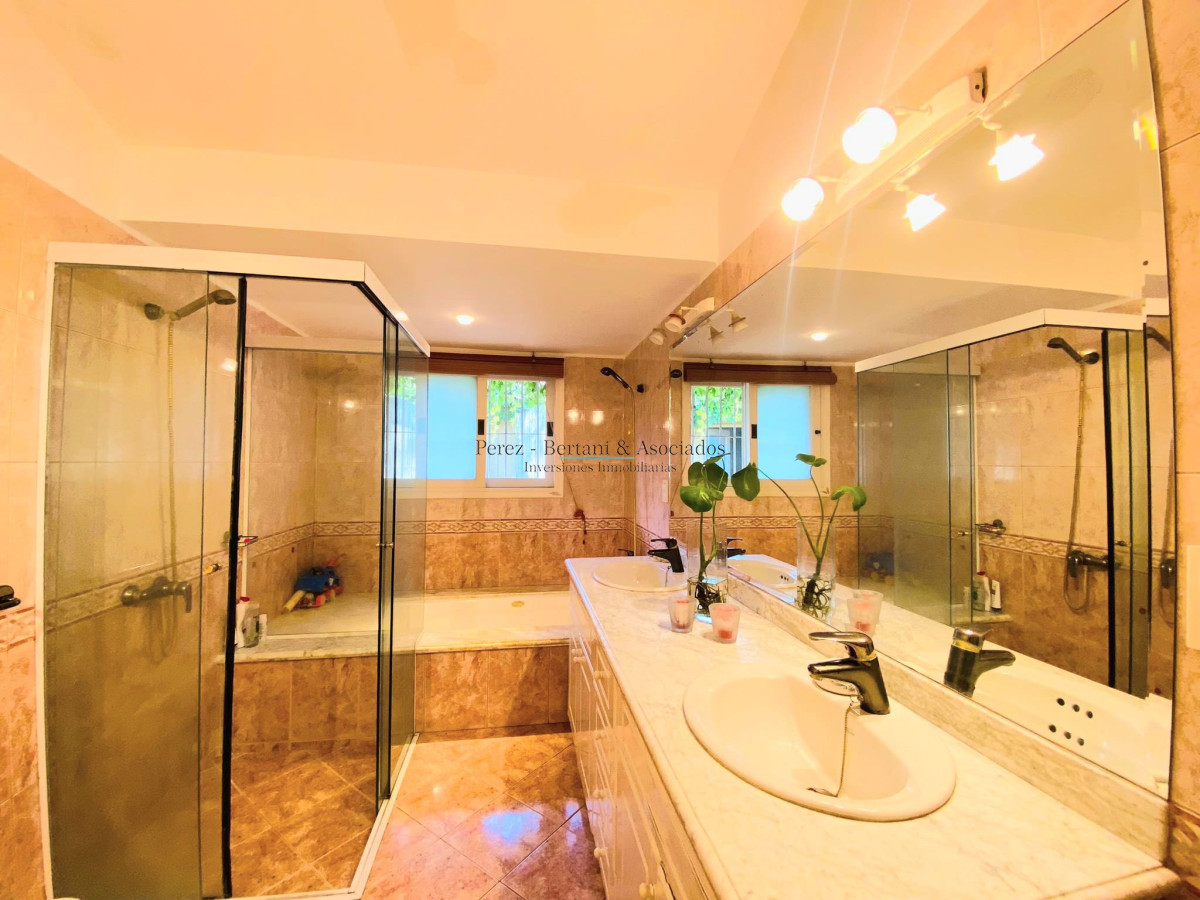 Casa ID.107 - Casa de cuatro dormitorios y piscina en Punta del Este en Venta.
