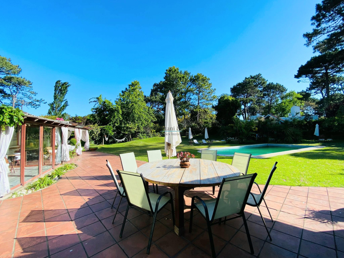Casa ID.107 - Casa de cuatro dormitorios y piscina en Punta del Este en Venta.