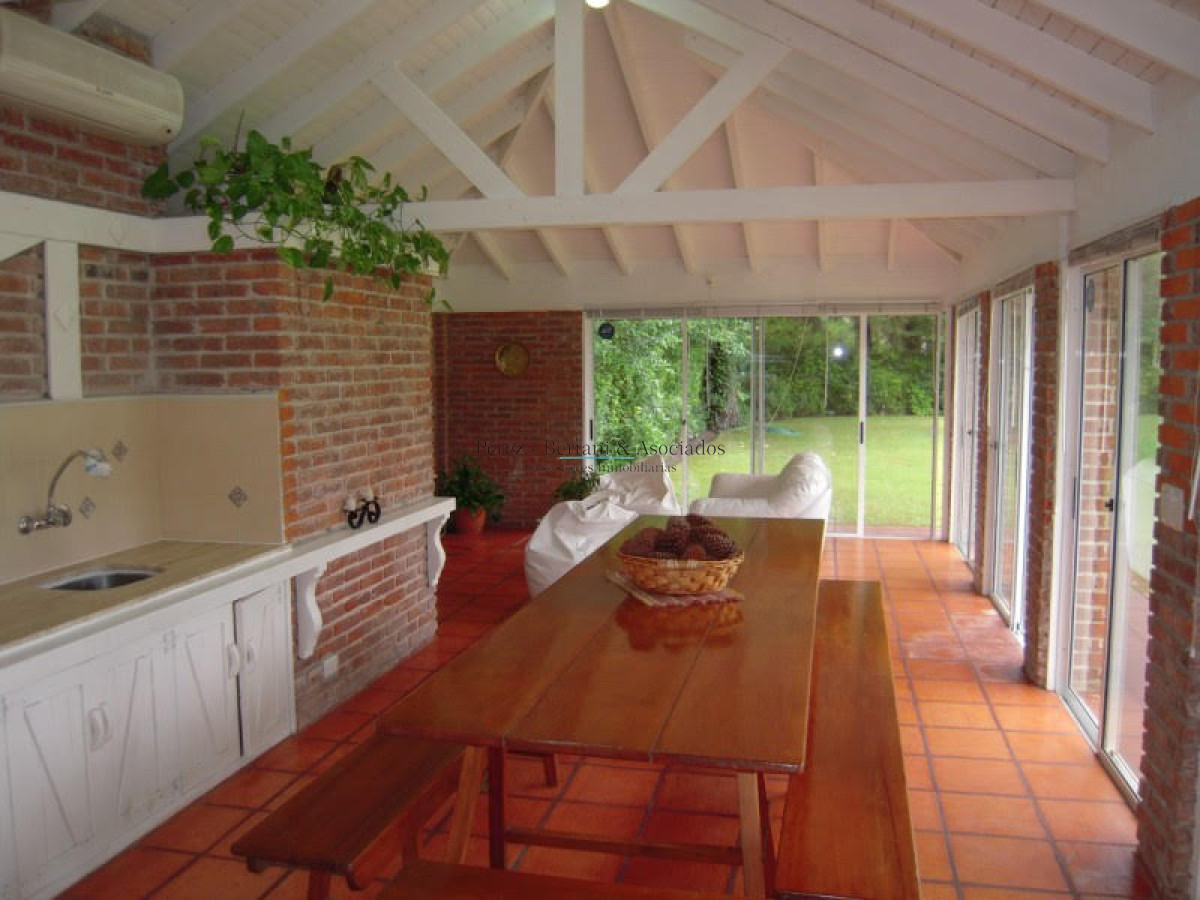 Casa ID.111 - Casa en Venta Cuatro Dormitorios en Cantegril, Punta Del Este 