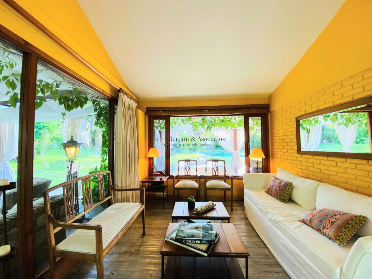 Casa ID.107 - Casa de cuatro dormitorios y piscina en Punta del Este en Venta.