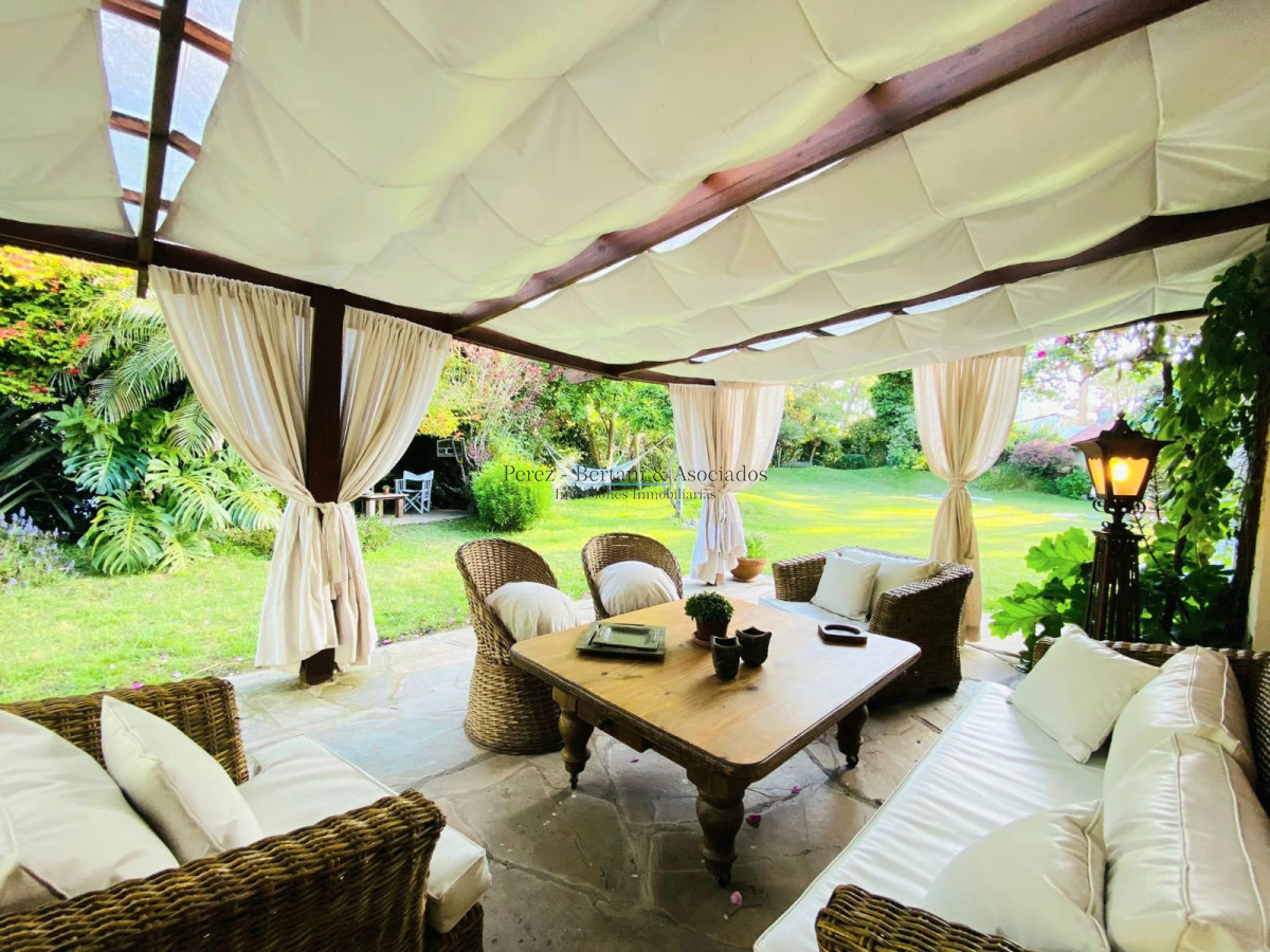 Casa ID.107 - Casa de cuatro dormitorios y piscina en Punta del Este en Venta.