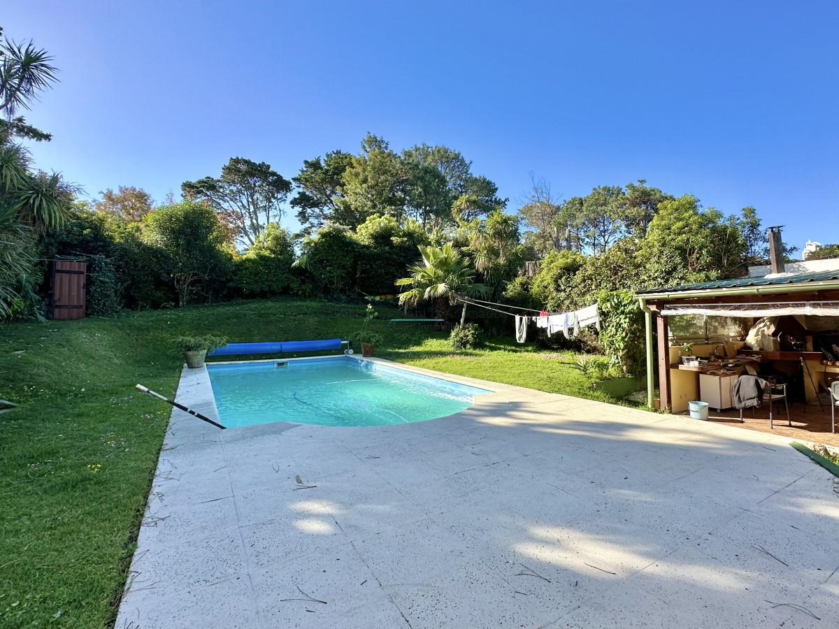 Casa ID.264 - Casa de cuatro dormitorios en venta, Playa Mansa, Punta del Este.