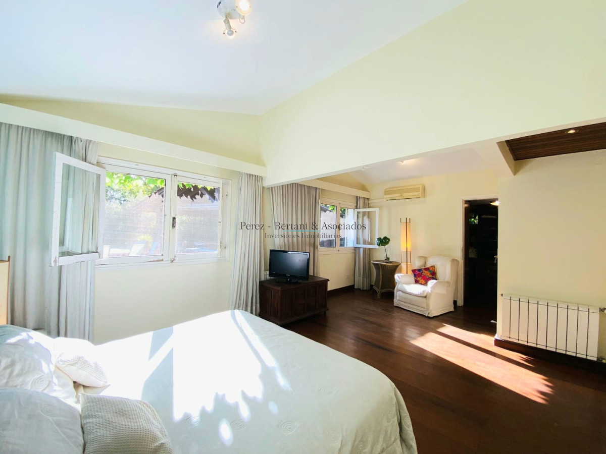 Casa ID.107 - Casa de cuatro dormitorios y piscina en Punta del Este en Venta.