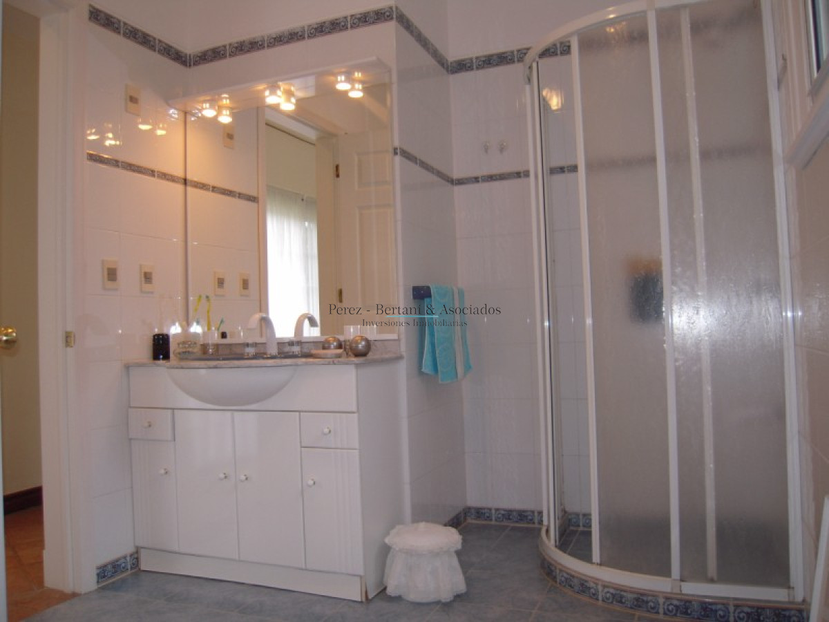 Casa ID.111 - Casa en Venta Cuatro Dormitorios en Cantegril, Punta Del Este 