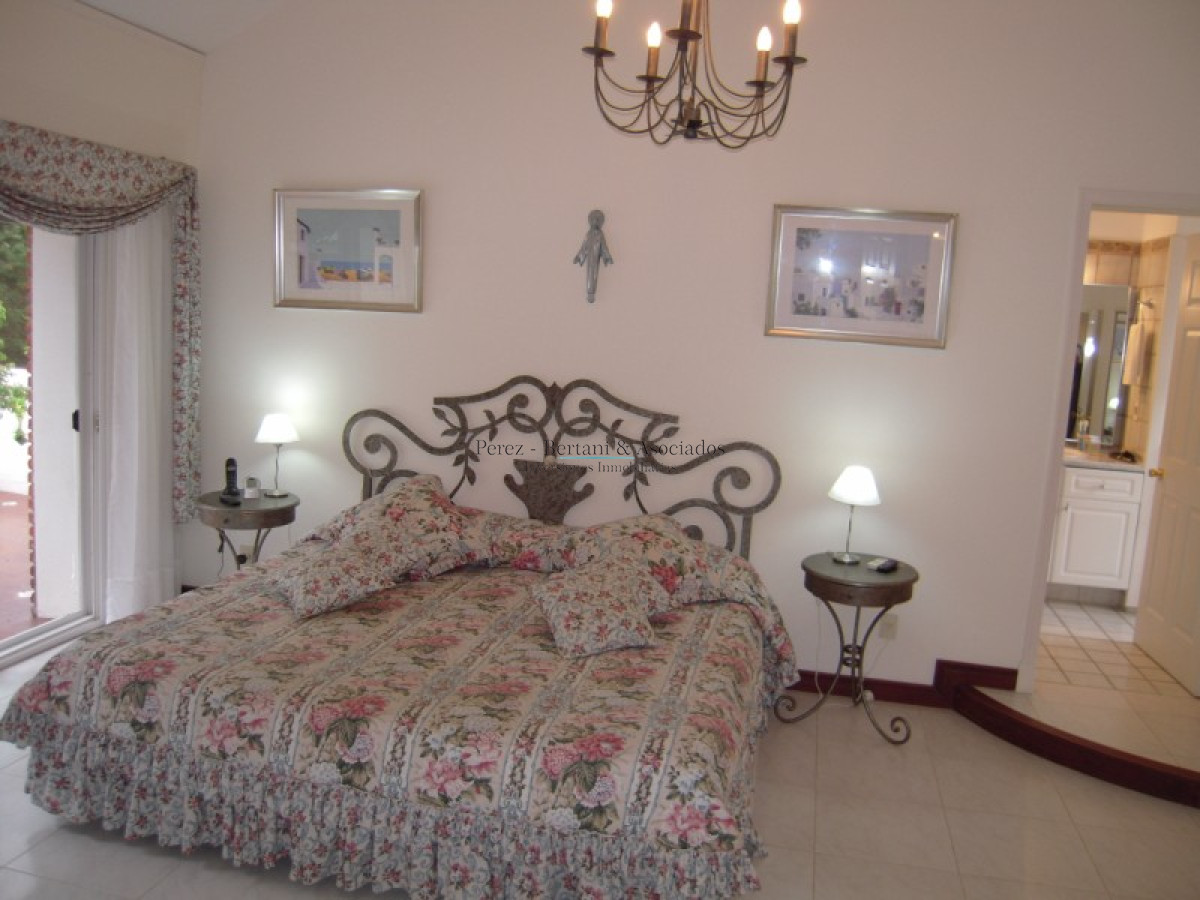 Casa ID.111 - Casa en Venta Cuatro Dormitorios en Cantegril, Punta Del Este 