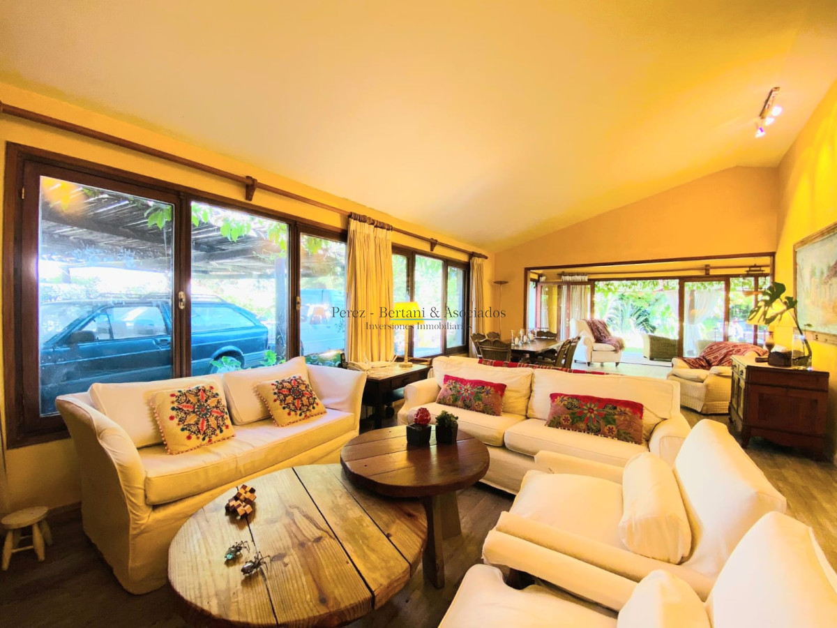 Casa ID.107 - Casa de cuatro dormitorios y piscina en Punta del Este en Venta.