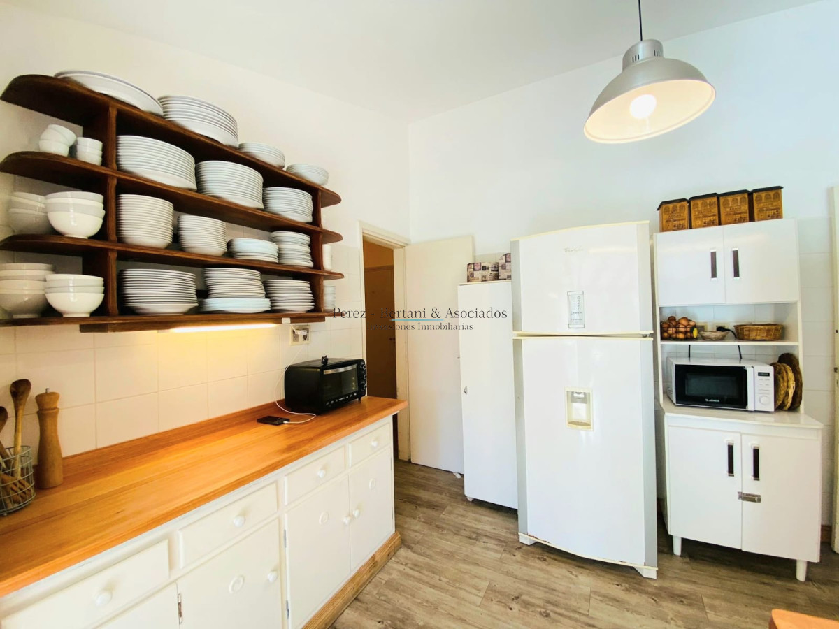 Casa ID.107 - Casa de cuatro dormitorios y piscina en Punta del Este en Venta.