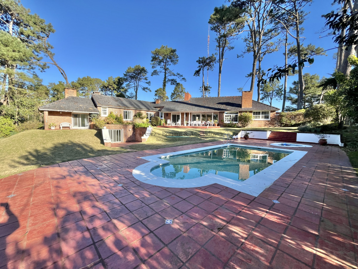 Casa ID.111 - Casa en Venta Cuatro Dormitorios en Cantegril, Punta Del Este 