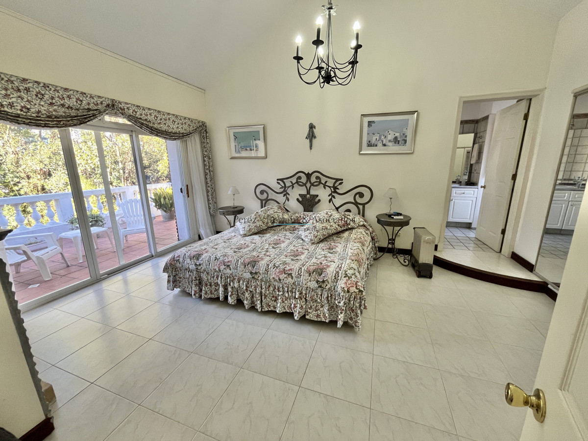 Casa ID.111 - Casa en Venta Cuatro Dormitorios en Cantegril, Punta Del Este 