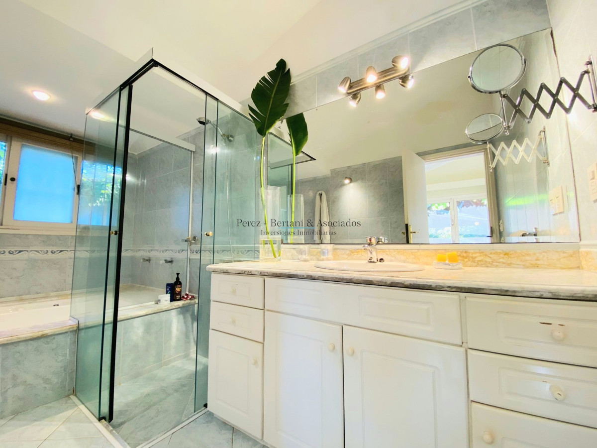 Casa ID.107 - Casa de cuatro dormitorios y piscina en Punta del Este en Venta.