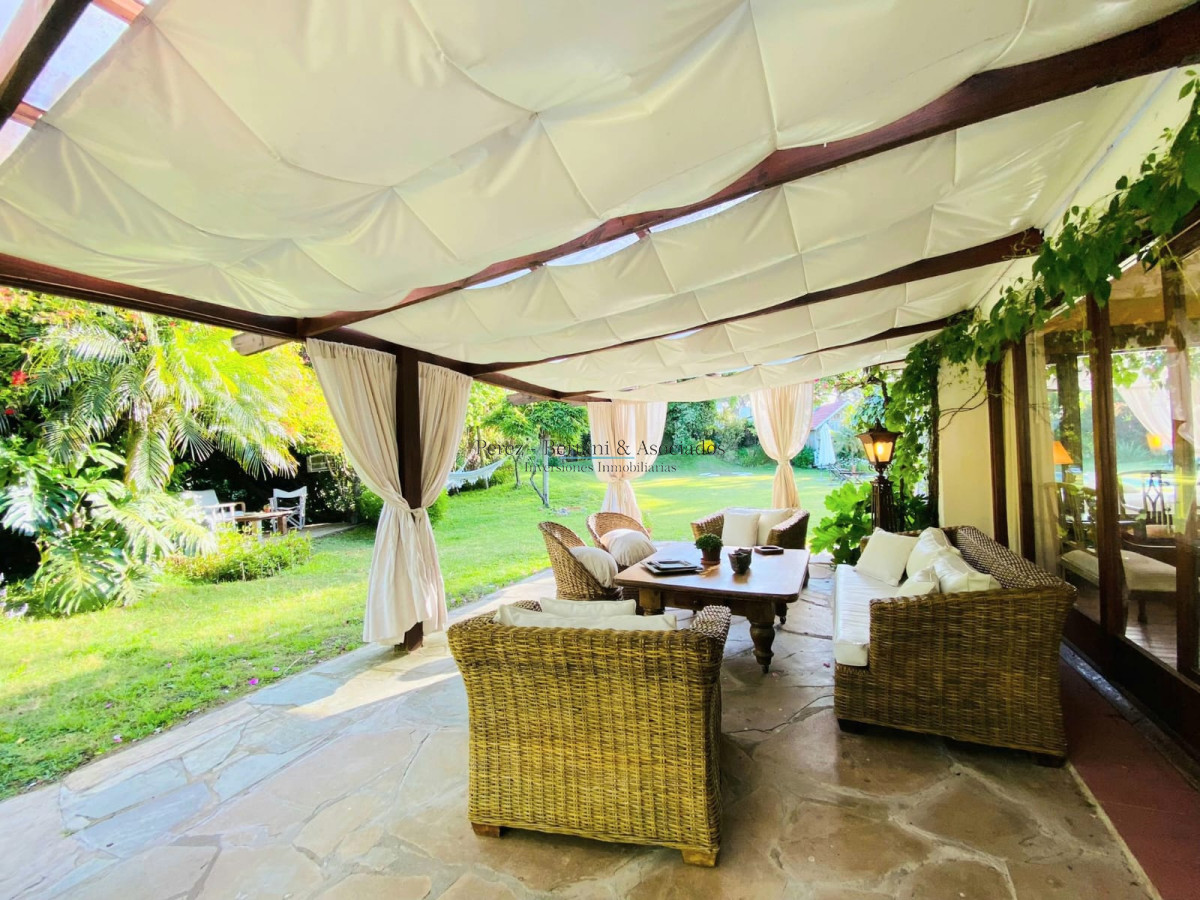 Casa ID.107 - Casa de cuatro dormitorios y piscina en Punta del Este en Venta.