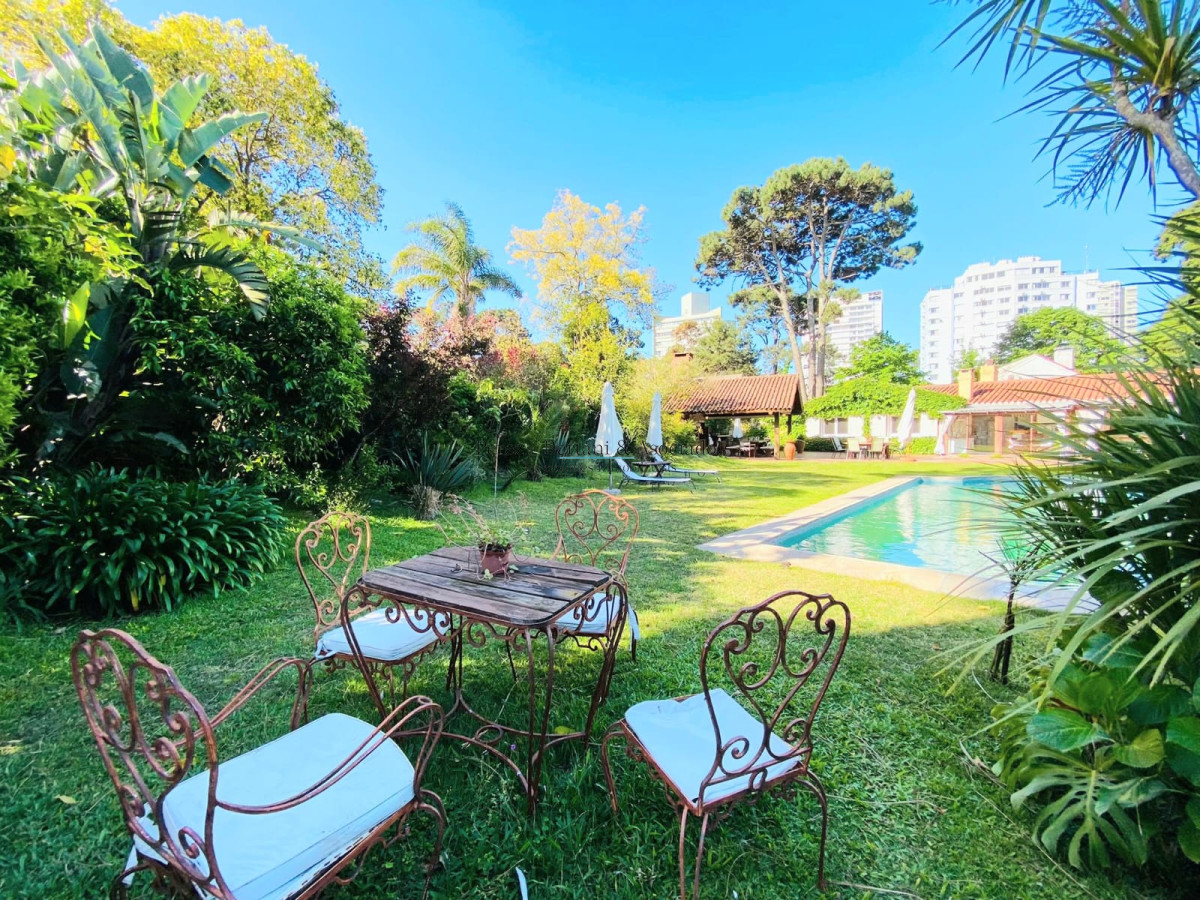 Casa ID.107 - Casa de cuatro dormitorios y piscina en Punta del Este en Venta.