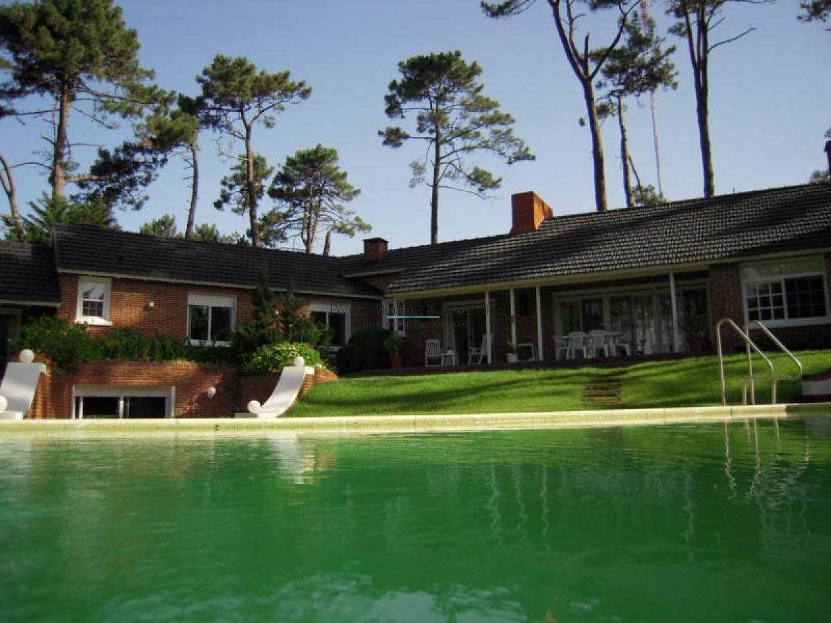 Casa ID.111 - Casa en Venta Cuatro Dormitorios en Cantegril, Punta Del Este 