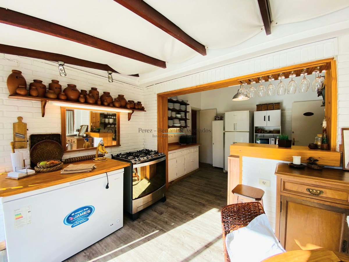 Casa ID.107 - Casa de cuatro dormitorios y piscina en Punta del Este en Venta.