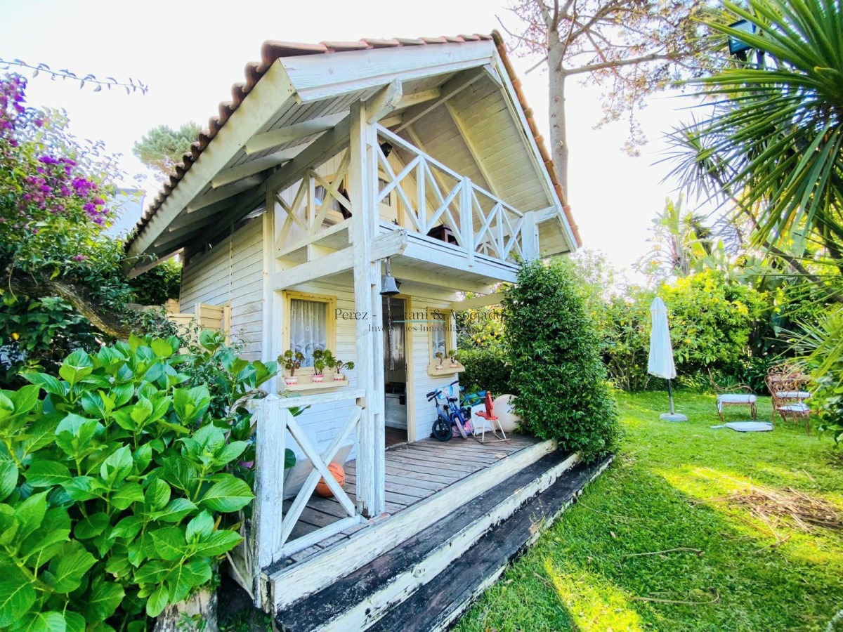 Casa ID.107 - Casa de cuatro dormitorios y piscina en Punta del Este en Venta.