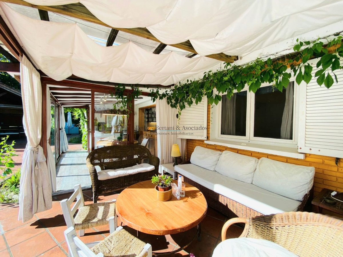 Casa ID.107 - Casa de cuatro dormitorios y piscina en Punta del Este en Venta.