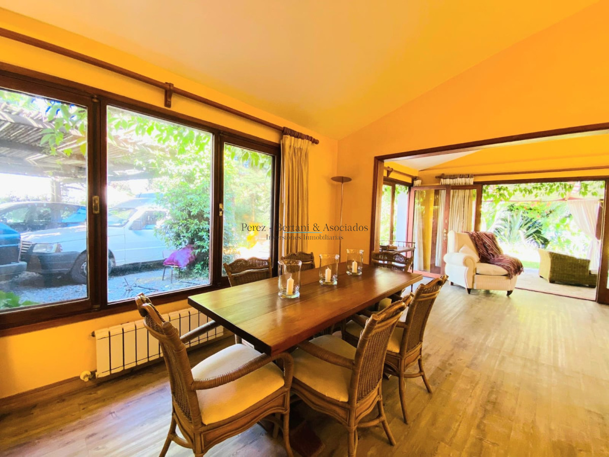 Casa ID.107 - Casa de cuatro dormitorios y piscina en Punta del Este en Venta.