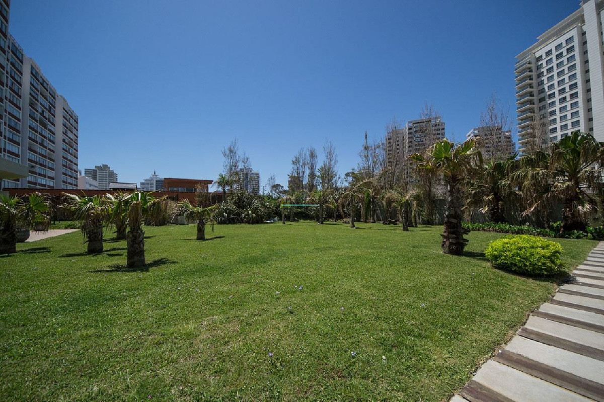 Apartamento ID.220 - Malecon Punta del Este - 3 dorm. Playa Mansa - Primera Fila