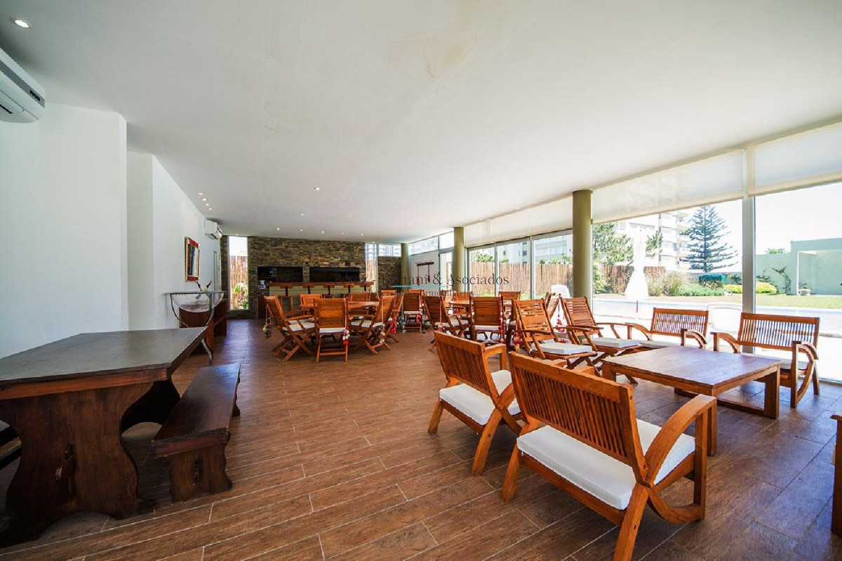 Apartamento ID.220 - Malecon Punta del Este - 3 dorm. Playa Mansa - Primera Fila