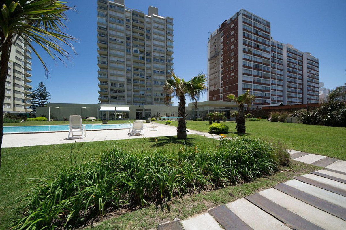 Apartamento ID.220 - Malecon Punta del Este - 3 dorm. Playa Mansa - Primera Fila