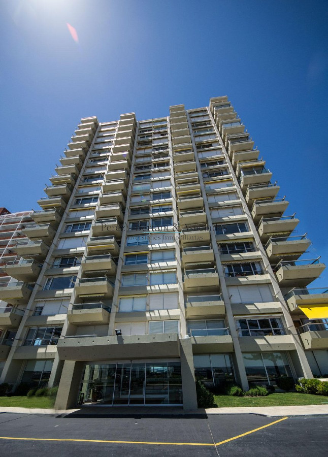 Apartamento ID.220 - Malecon Punta del Este - 3 dorm. Playa Mansa - Primera Fila