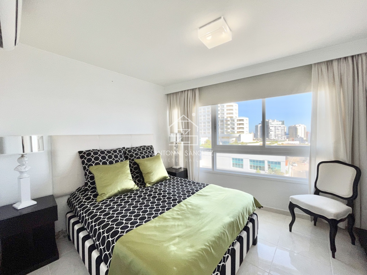 Apartamento ID.1420 - Millenium Tower  de Tres Dormitorios Primera Linea de Playa Mansa 