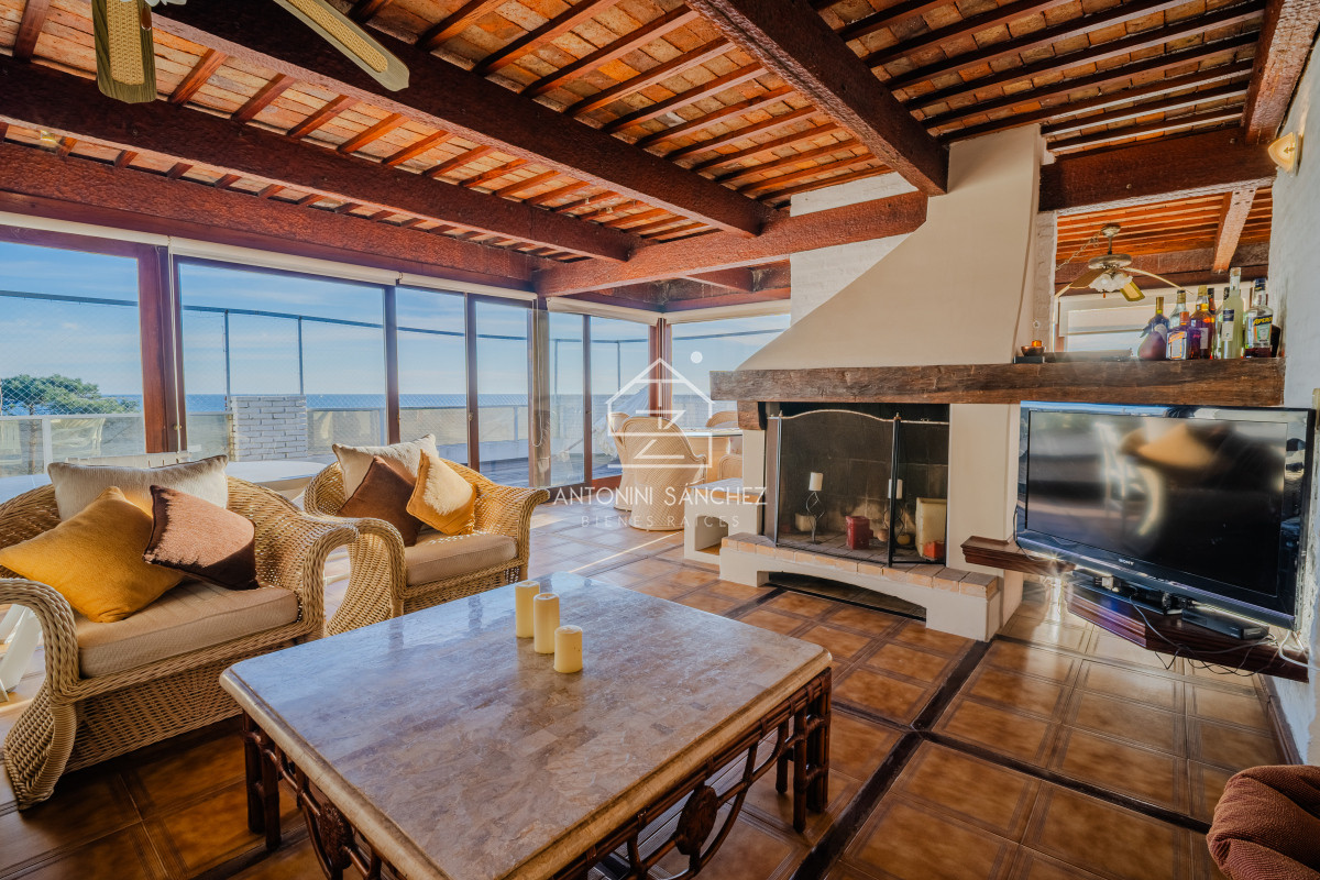 Apartamento ID.906 - Penthouse en venta de tres dormitorios y dependencia en Playa Mansa, Punta del Este.