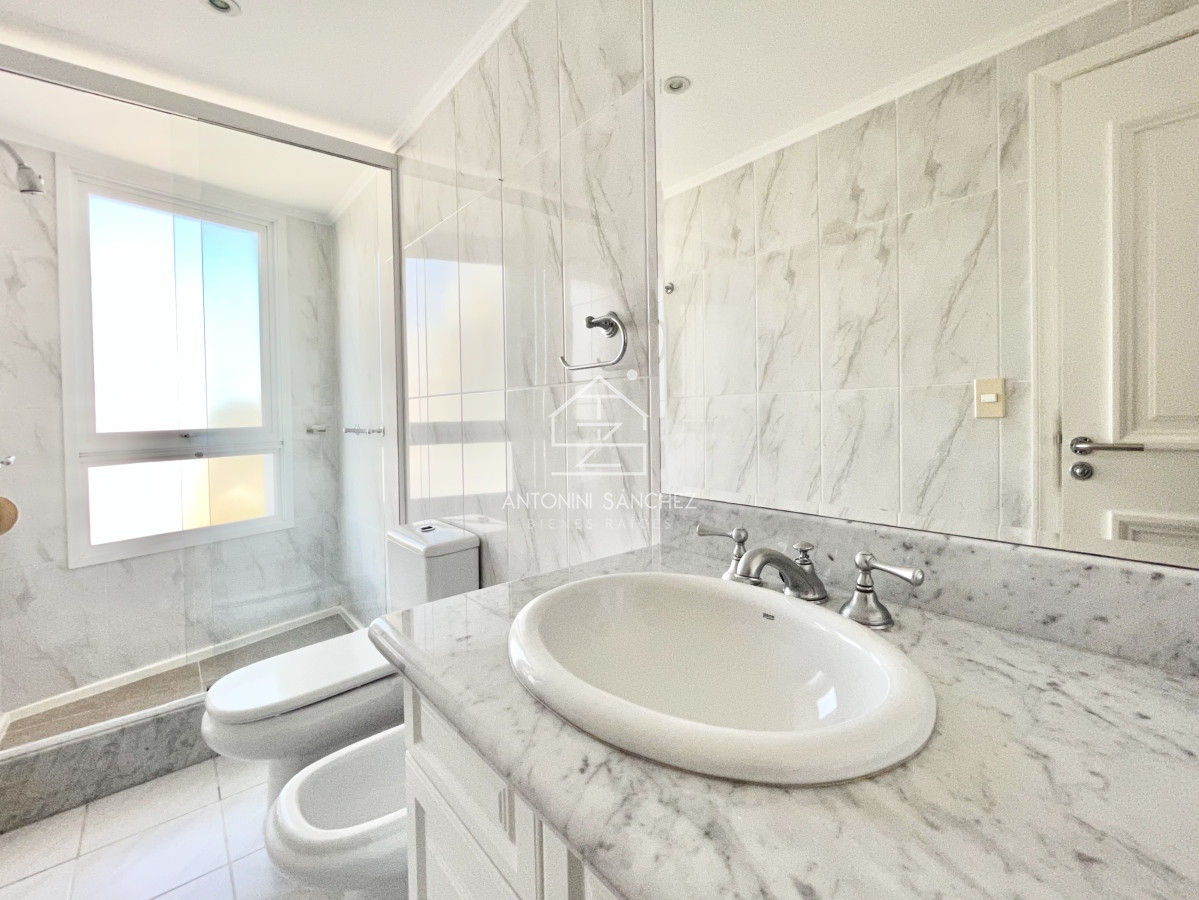 Apartamento ID.1420 - Millenium Tower  de Tres Dormitorios Primera Linea de Playa Mansa 