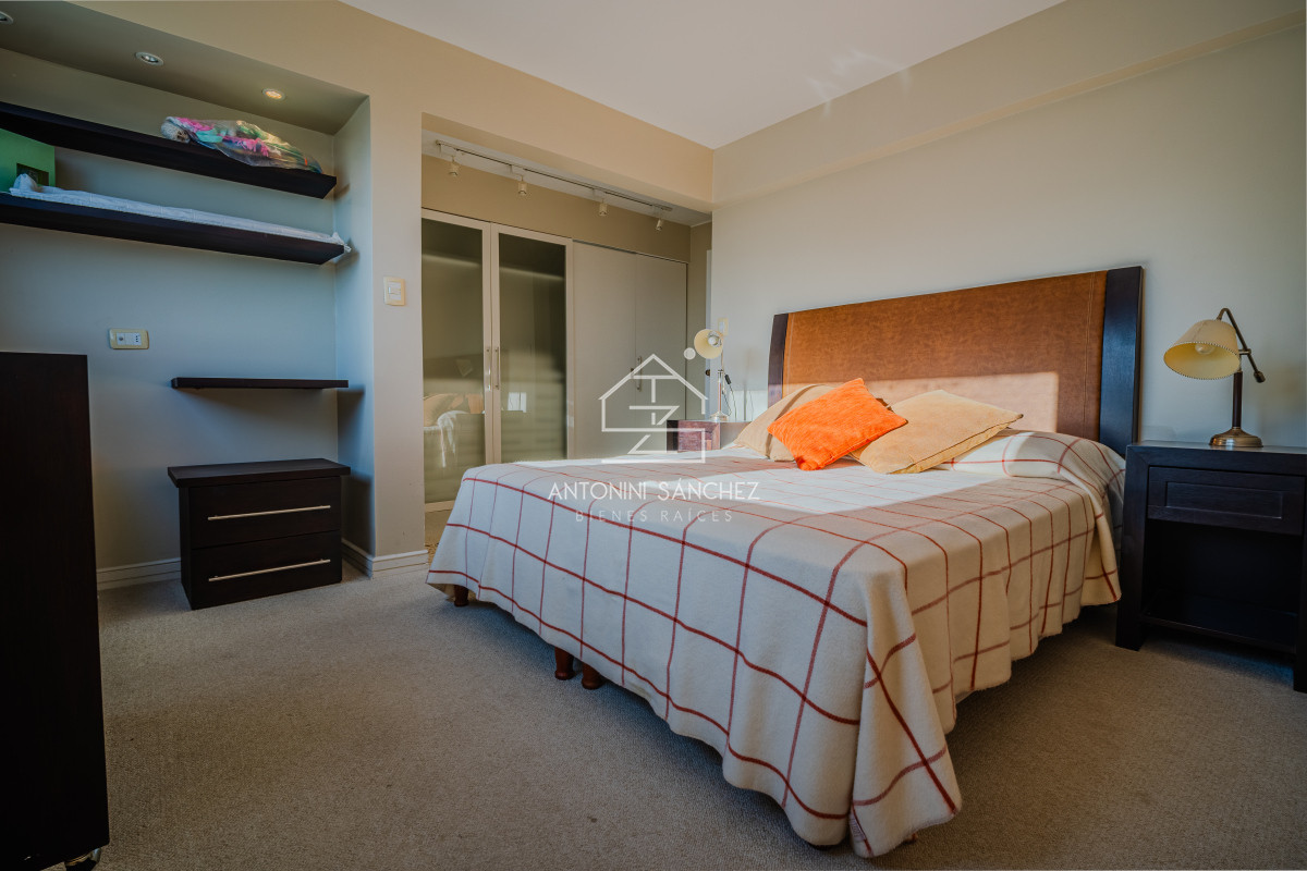Apartamento ID.906 - Penthouse en venta de tres dormitorios y dependencia en Playa Mansa, Punta del Este.