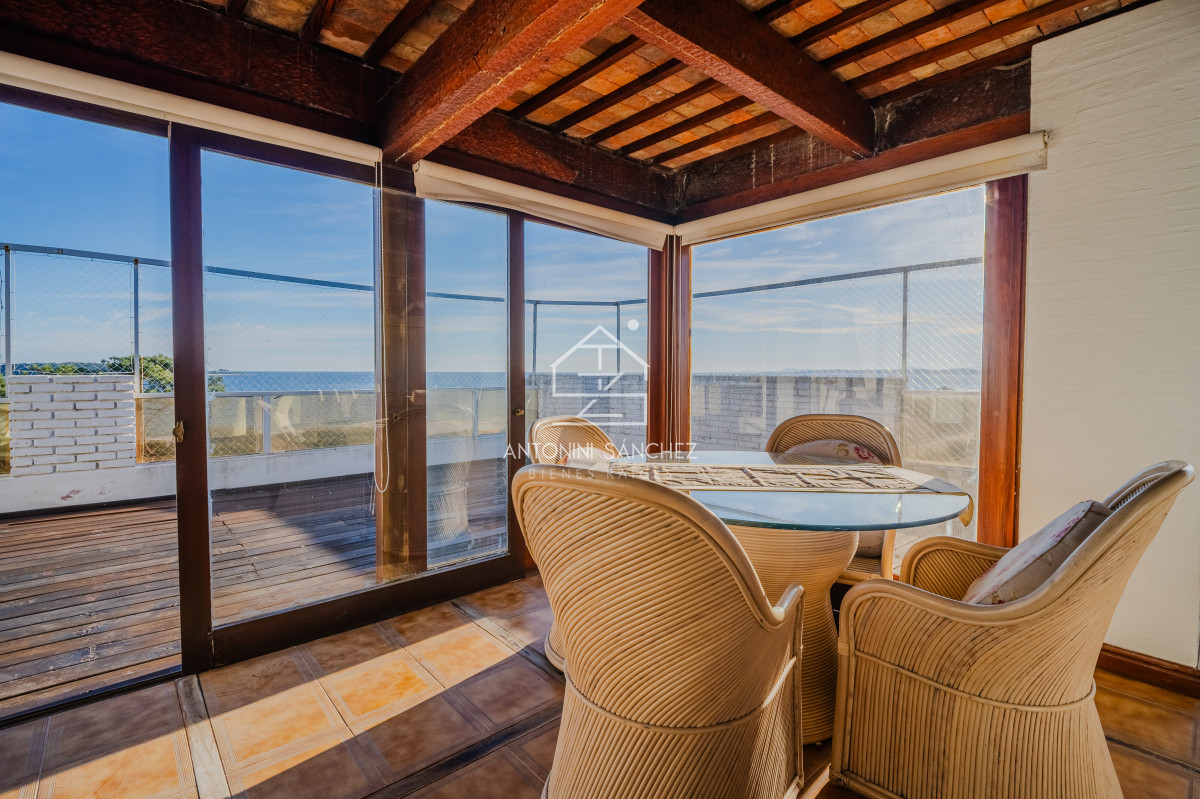 Apartamento ID.906 - Penthouse en venta de tres dormitorios y dependencia en Playa Mansa, Punta del Este.