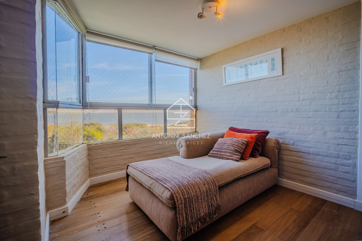 Apartamento ID.906 - Penthouse en venta de tres dormitorios y dependencia en Playa Mansa, Punta del Este.