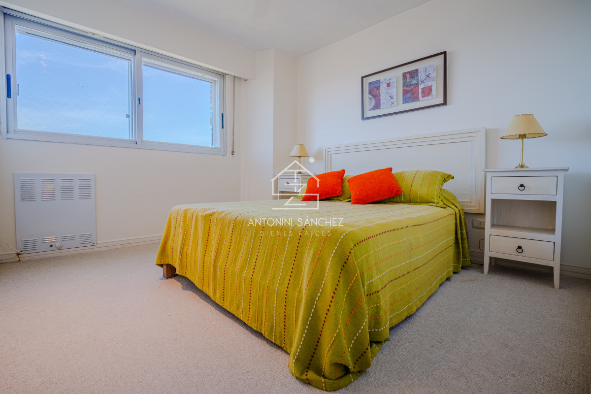 Apartamento ID.906 - Penthouse en venta de tres dormitorios y dependencia en Playa Mansa, Punta del Este.