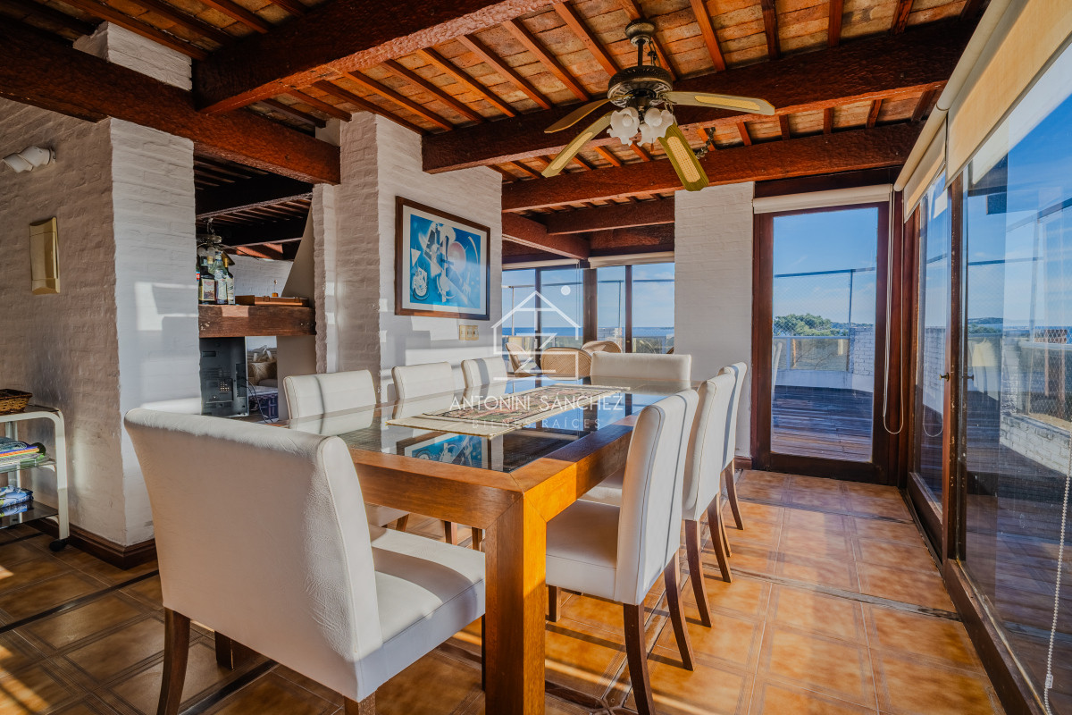 Apartamento ID.906 - Penthouse en venta de tres dormitorios y dependencia en Playa Mansa, Punta del Este.